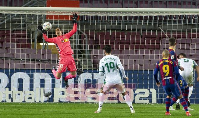 Edgar Badía realiza una parada en el partido de LaLiga entre el FC Barcelona y el Elche disputado en el Camp Nou.