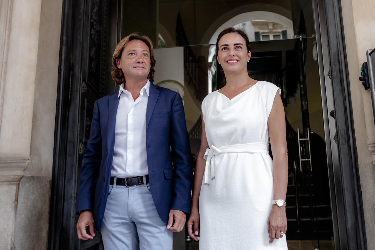 Die Vox-Anführer Jorge Campos und Patrica de las Heras am Montag vor dem Regionalparlament in Palma.