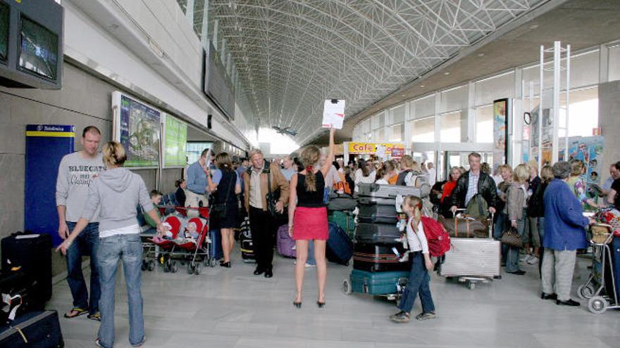 Un grupo de turistas a la llegada de la terminal del aeropuerto majorero.