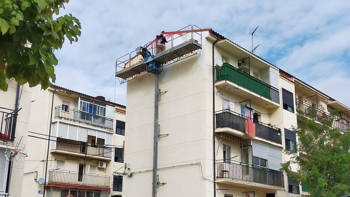 Participantes, pintando uno de los murales en La Data.