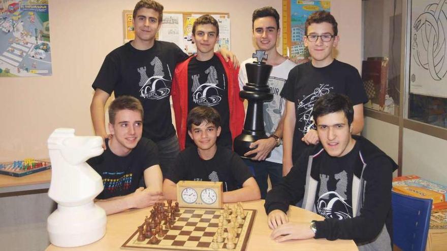 Un grupo de jóvenes jugadores del Club Xadrez Ourense, en su local de entrenamiento. // Iñaki Osorio