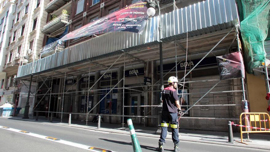 Los bomberos refuerzan un andamio en la calle Russafa de València. Foto: MAO