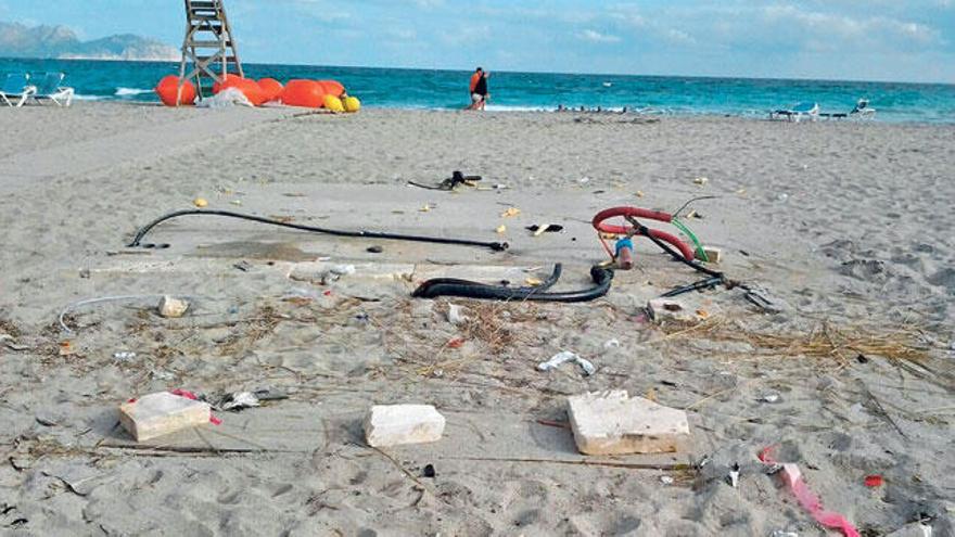 Los restos del chiringuito playero todavía permanecen sobre la arena de Son Bauló.