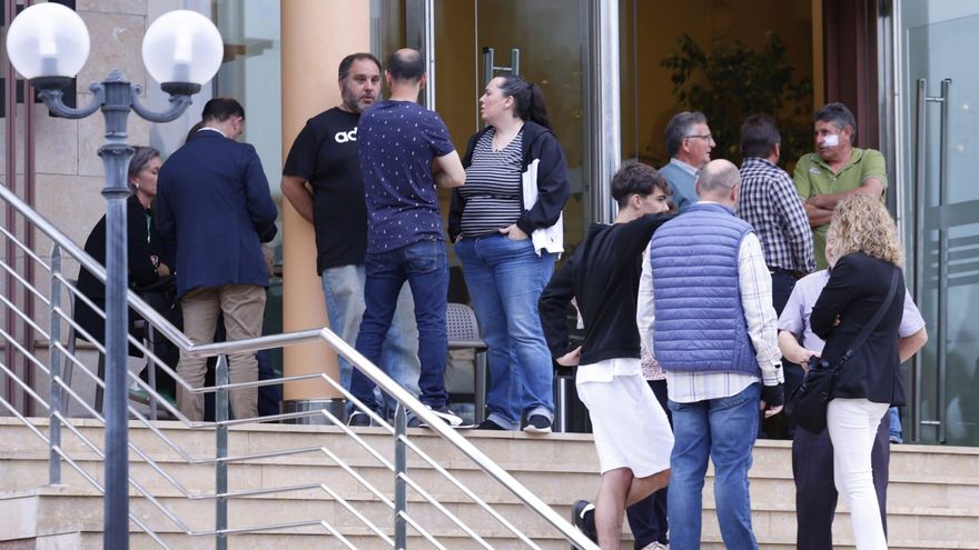 Dolor en el velatorio de uno de los fallecidos en la nave ganadera de Asturias: &quot;Queremos saber qué ocurrió&quot;