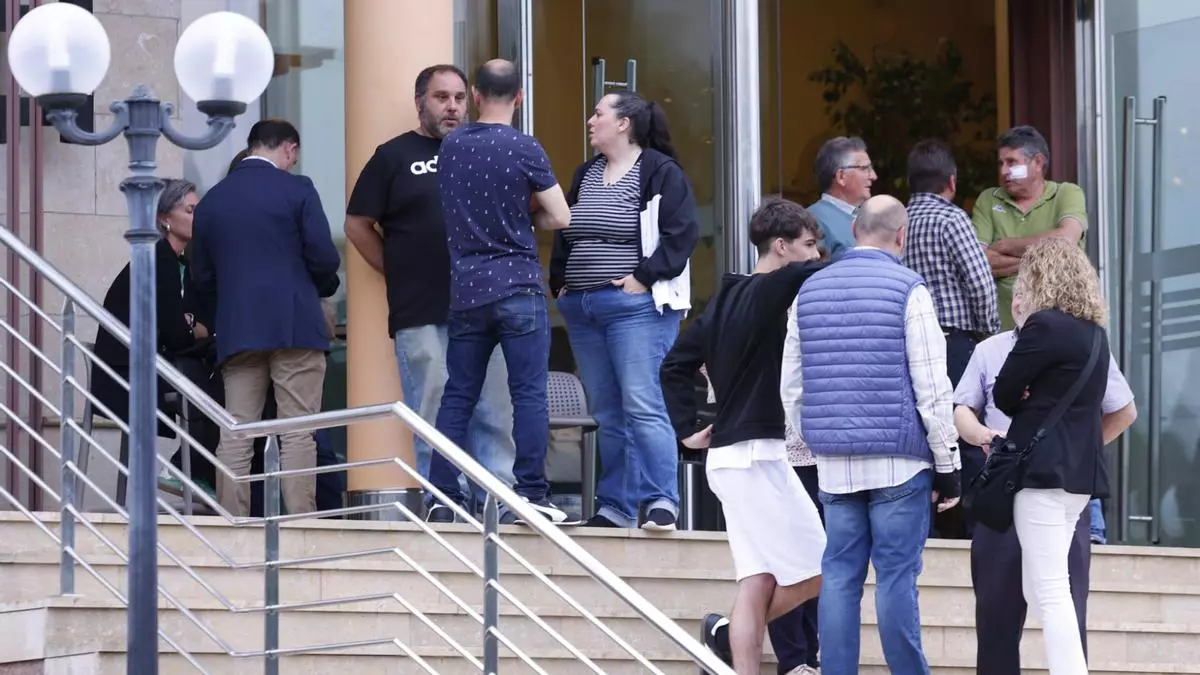 Dolor en el velatorio de uno de los fallecidos en la nave ganadera de Asturias: "Queremos saber qué ocurrió"