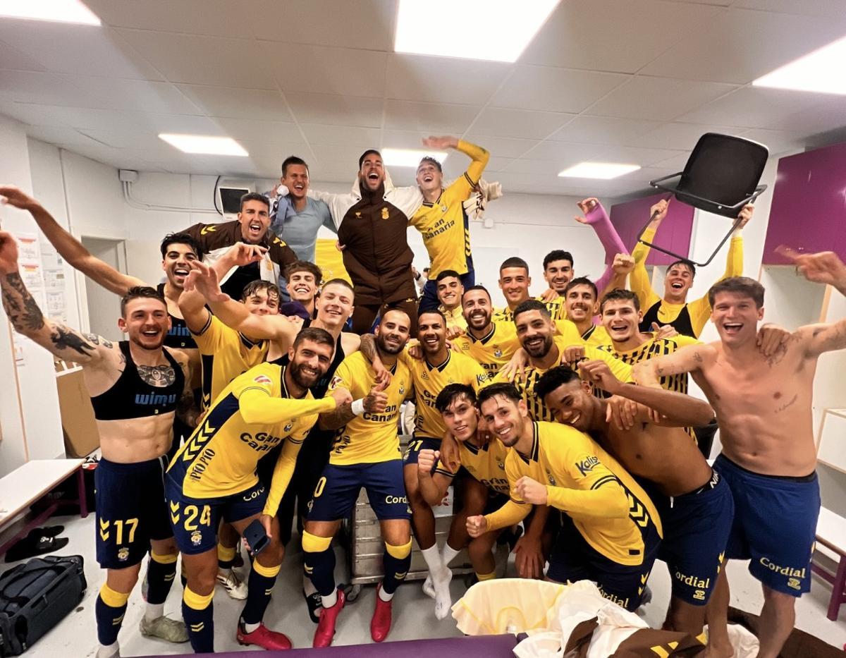 Los jugadores de la UD Las Palmas festejan en el vestuario de Zorrilla la victoria