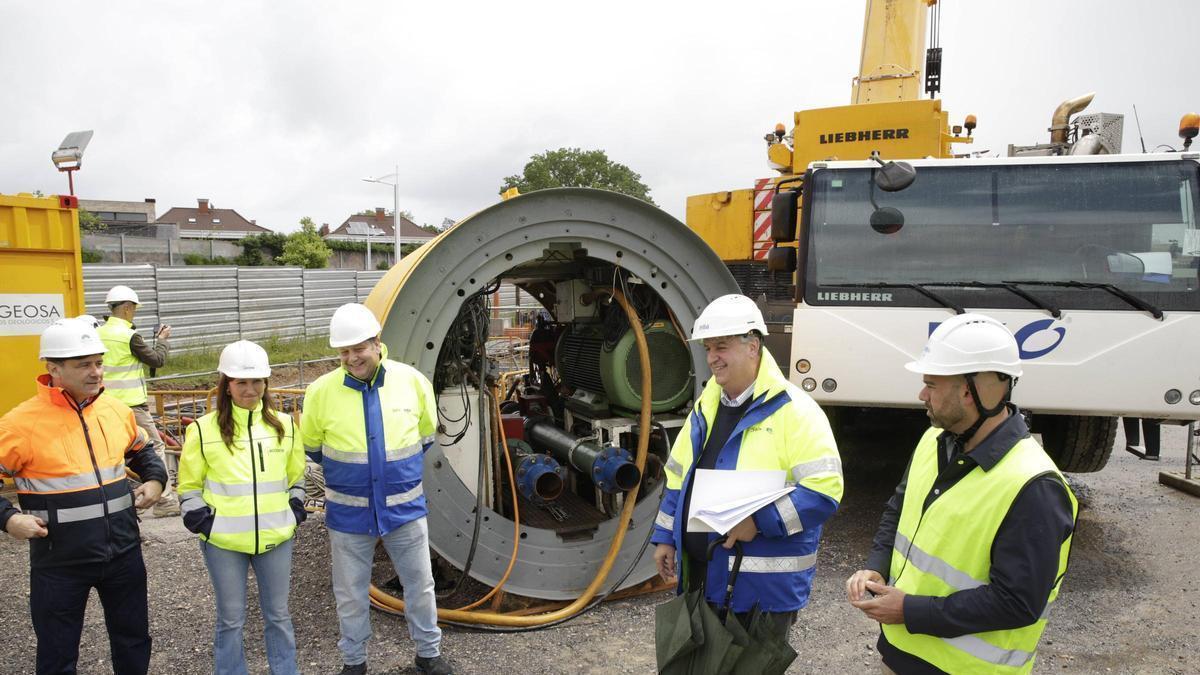 Por la izquierda, Melquíades Sierra, Laura Valdizán y Fernando Alonso junto a Vidal Gago y Jesús Martínez Salvador, ayer, en la zona de obras de la EMA en La Pecuaria.