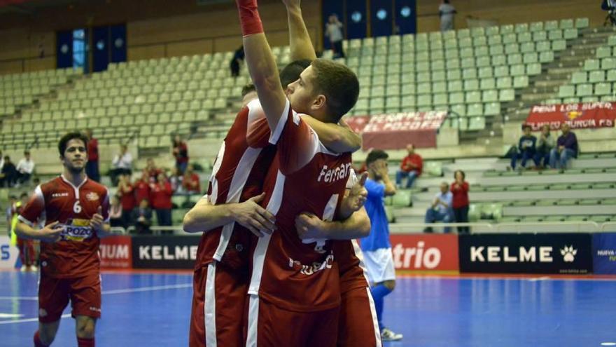 Fernan, jugador de ElPozo B, celebra un gol en un partido.