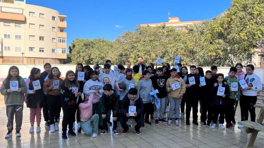 Jugadores de la UD Ibiza visitan el colegio de Sa Graduada