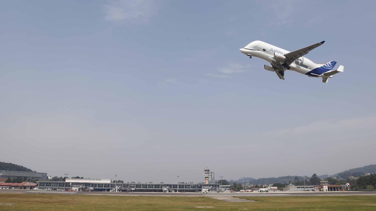 El Beluga XL de Airbus haciendo pruebas hoy en el aeropuerto de Vigo.