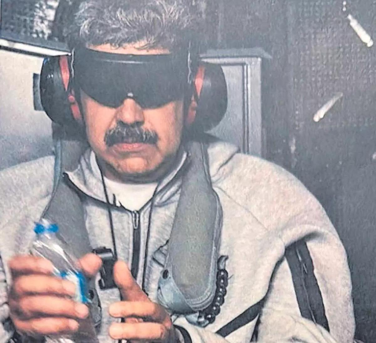 Donald Trump publica una foto de Maduro esposado y con los ojos tapados a bordo de buque de EEUU en su red social de BlueSky.