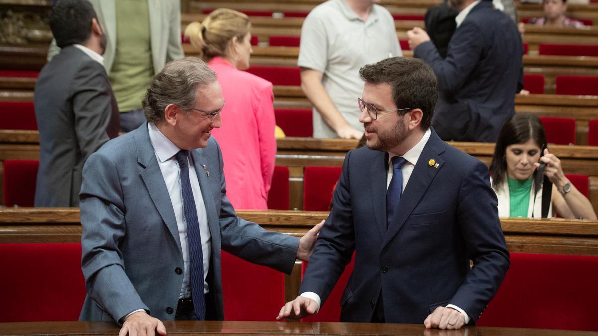 El 'conseller' de Economia, Jaume Giró, y el 'president' de la Generalitat, Pere Aragonès, en el hemiciclo del Parlament.