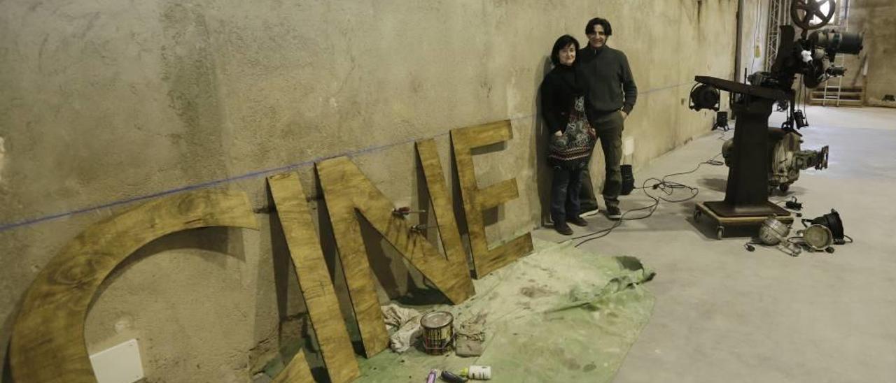 Marta Barceló y Biel Jordà, junto al antiguo cartel del cine de Sineu, ahora reconvertido en Centro de Investigación Escénica.