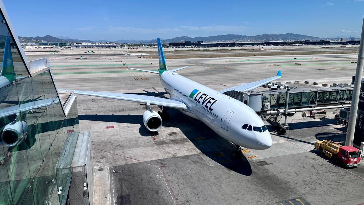 Un avió de LEVEL a l'aeroport del Prat.