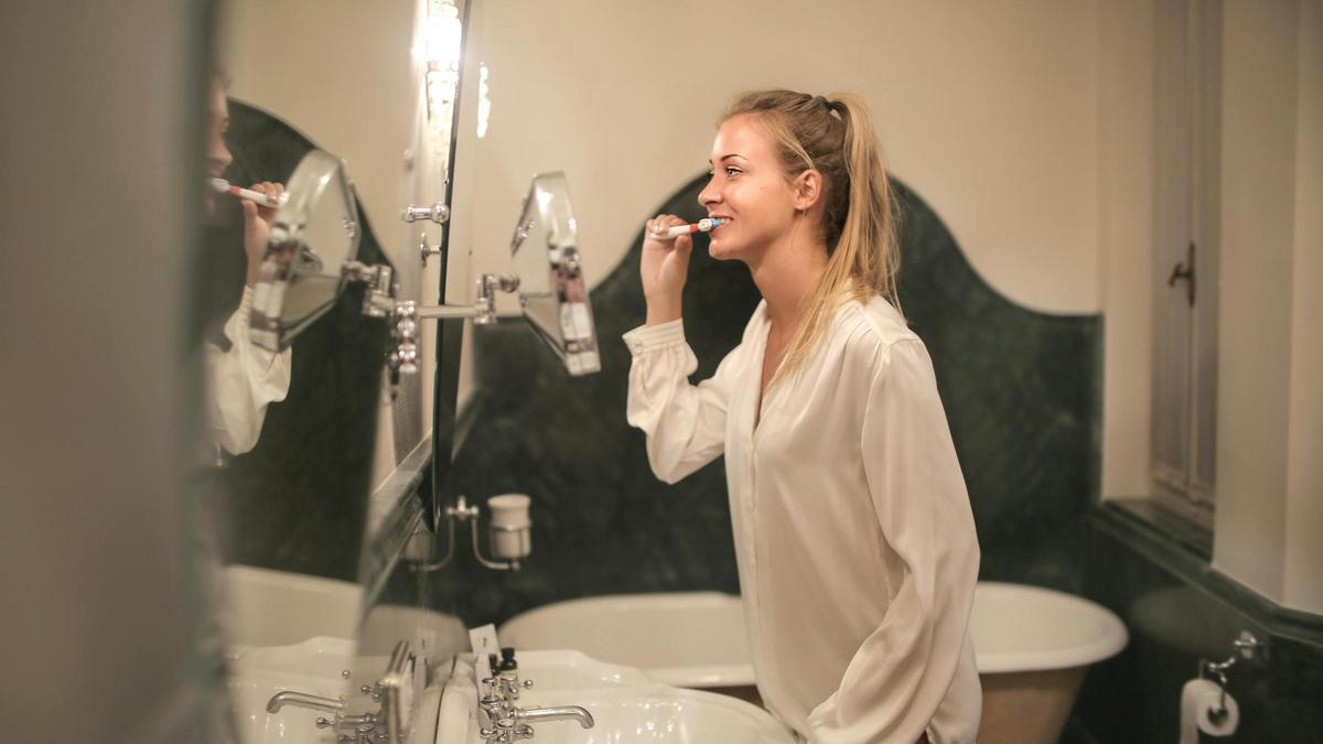 Una mujer lavándose los dientes