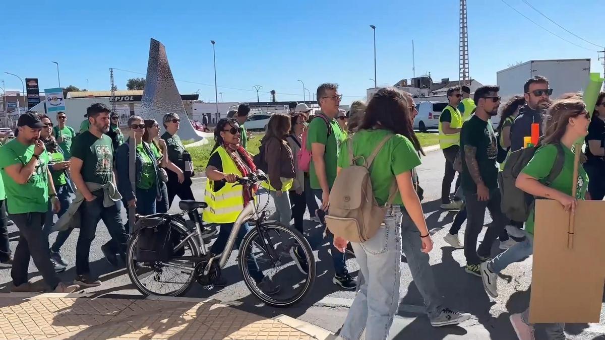 Columna de profesores de l'Horta Nord caminando hacia València.