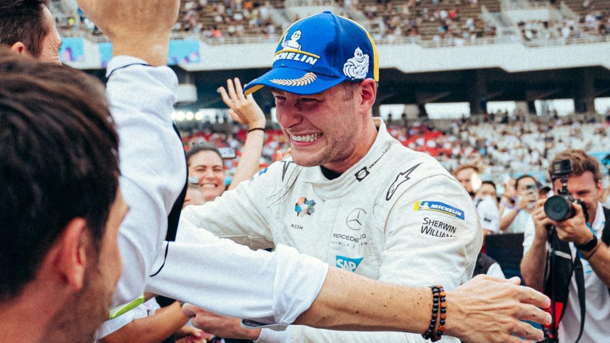 La felicidad del piloto belga, Stoffel Vandoorne, campeón de la Formula E