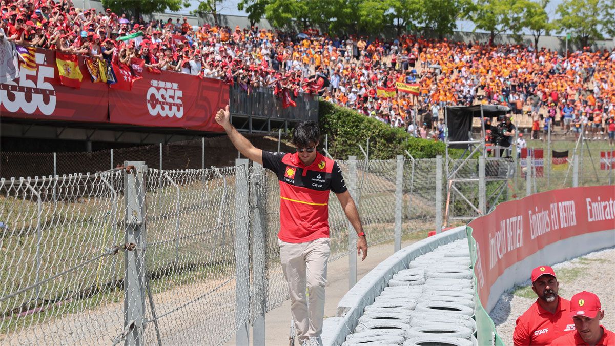 Sainz, en su grada de animación propia en el Circuit, antes de la carrera