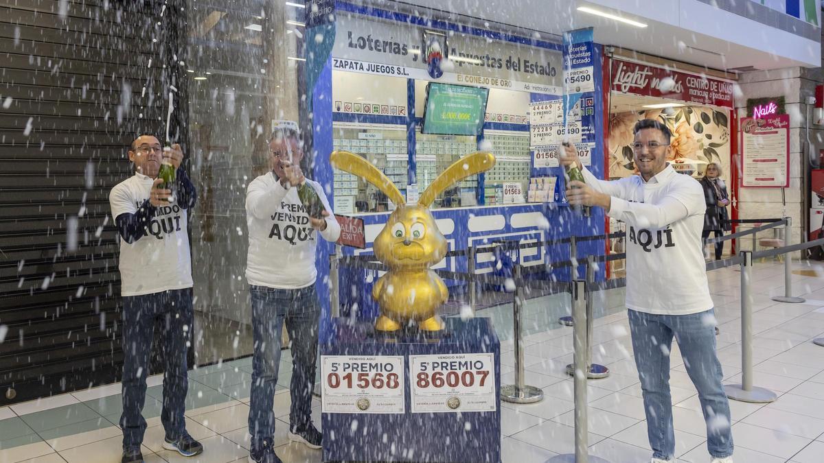 Celebración del décimo de la Lotería de Navidad 2023 repartido en el Conejo de Oro de Torrevieja