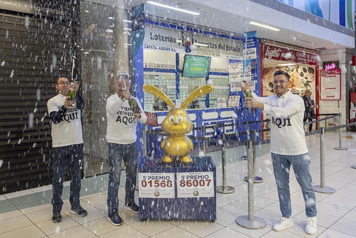 Celebración del décimo de la Lotería de Navidad 2023 repartido en el Conejo de Oro de Torrevieja