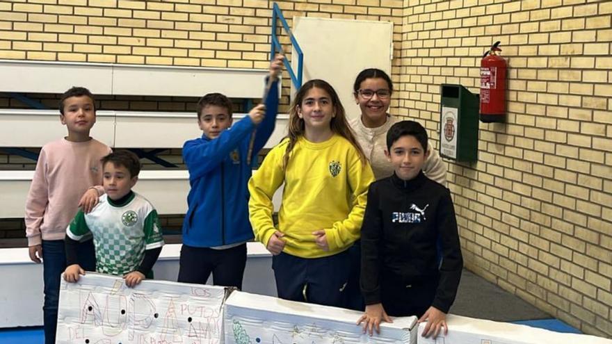 La peña infantil anima cada jornada al equipo. | SERVICIO ESPECIAL