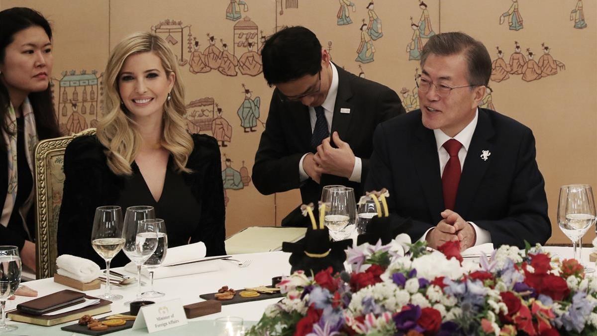 Ivanka Trump y el presidente surcoreano, Moon Jae-in, en la cena en la Casa Azul, en Seúl, el 23 de febrero.