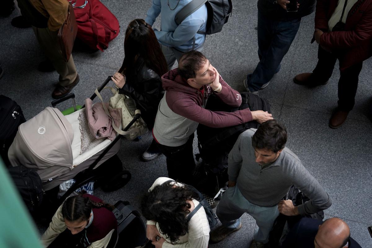 Viajeros esperan su tren en la estación de Atocha un día después del apagón eléctrico en Madrid