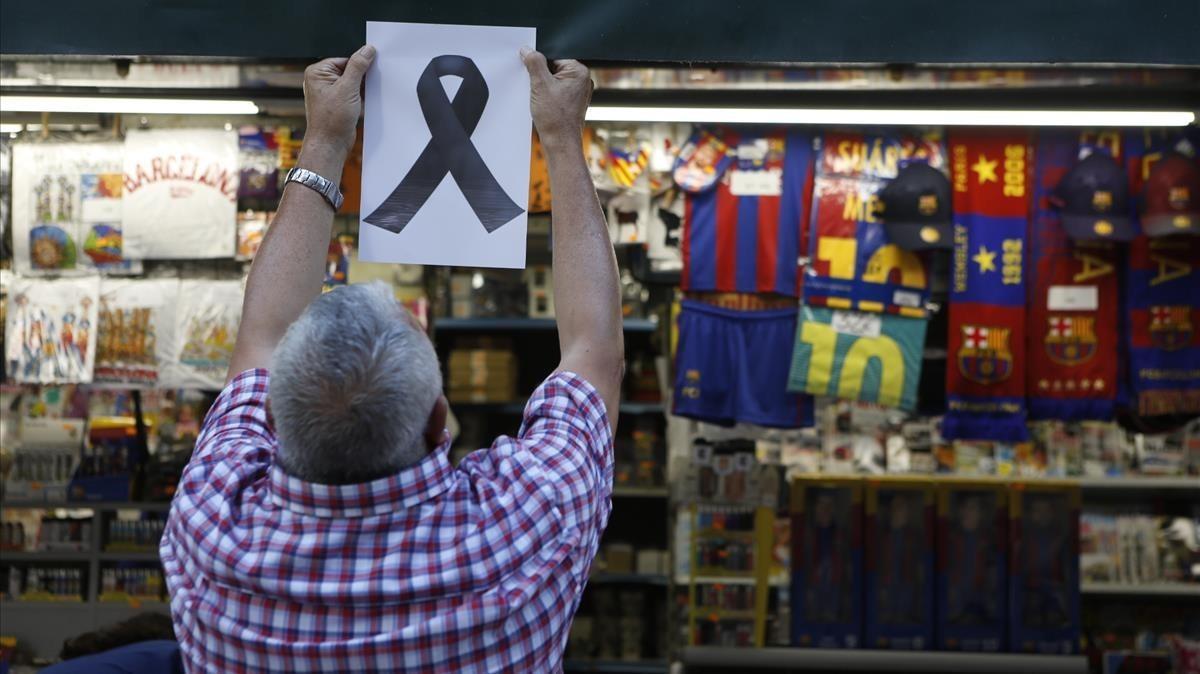 Un quiosco de la Rambla cuelga un crespón negro tras el atentado, este viernes.