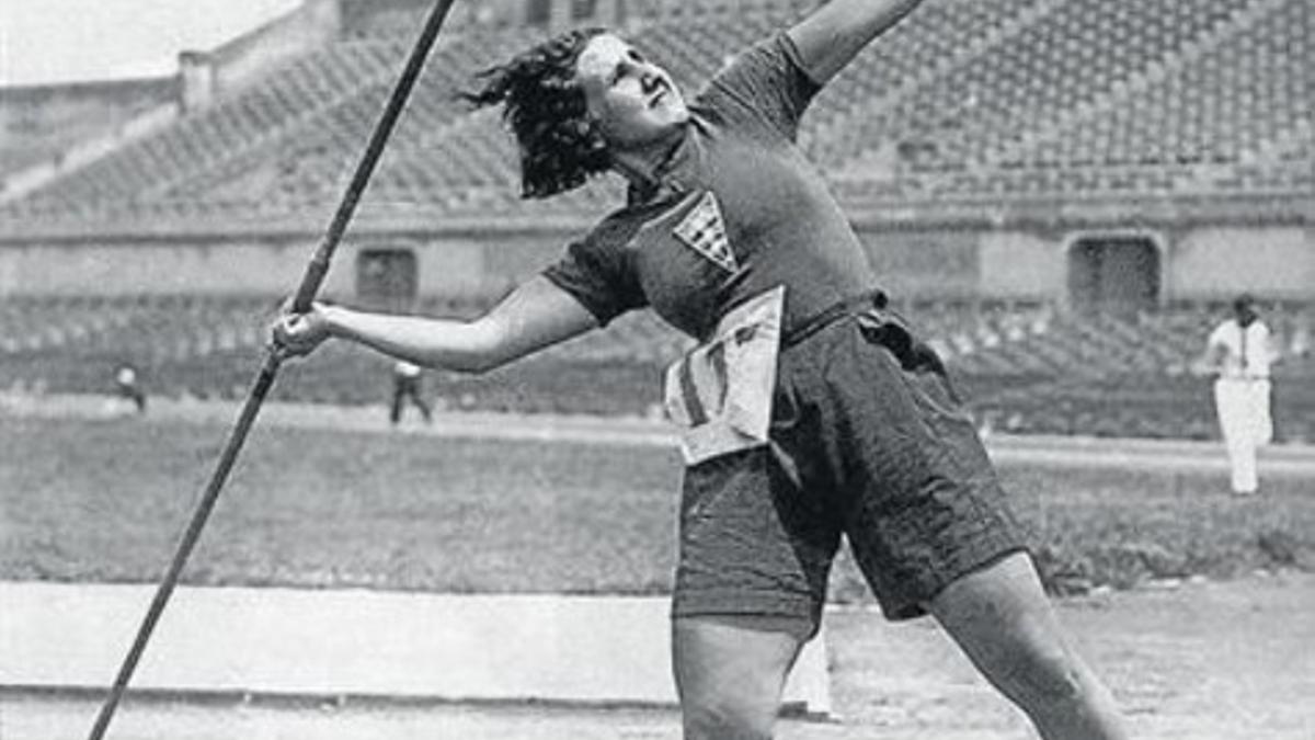 Plusmarquista 8 Anna Maria Martínez Sagi, con tres récords de Catalunya, lanza la jabalina en Montjuïc.