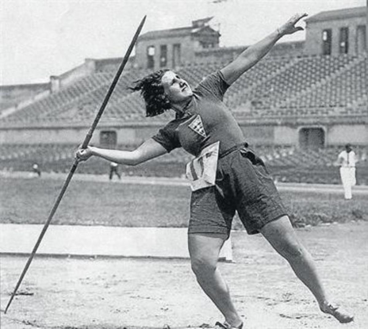 Plusmarquista 8 Anna Maria Martínez Sagi, amb tres rècords de Catalunya, llança la javelina a Montjuïc.