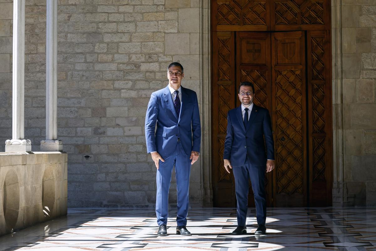 Pedro Sánchez y Pere Aragonès posan ante los medios en el Palau de la Generalitat.
