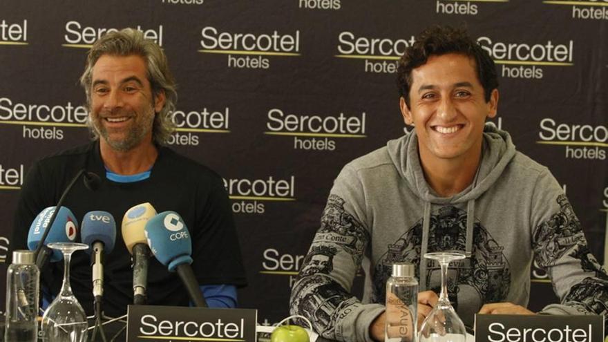 Nico Almagro, junto a su nuevo entrenador en la presentación.