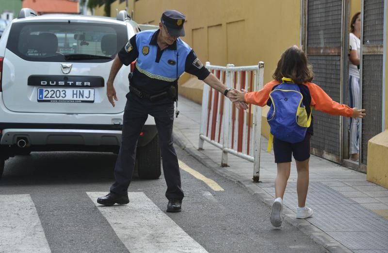 GÁLDAR.  Pepe, policía local de Gáldar, que se ha hecho viral por un vídeo en el que saluda a todos los niños a la entrada del colegio.  | 20/06/2019 | Fotógrafo: José Pérez Curbelo