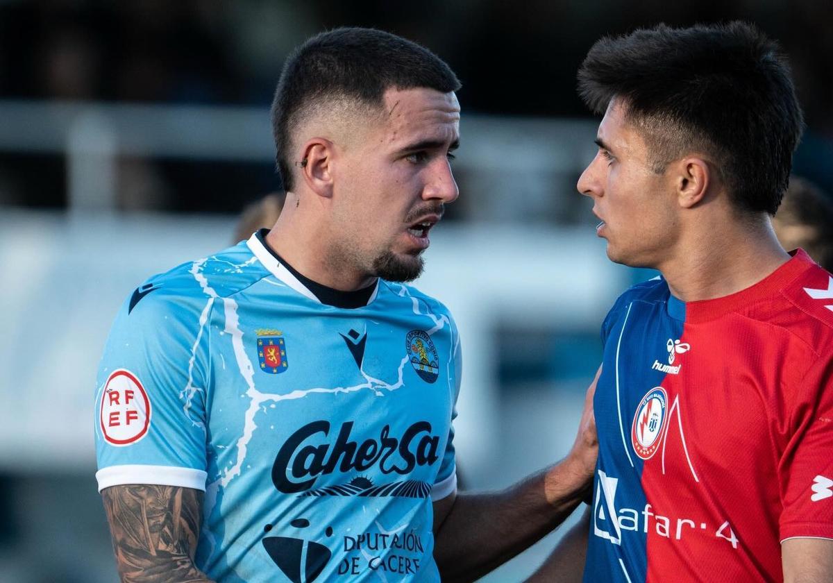 Un jugador del Coria y otro del Rayo Majadahonda se retan en el partido jugado el pasado domingo en La Isla.