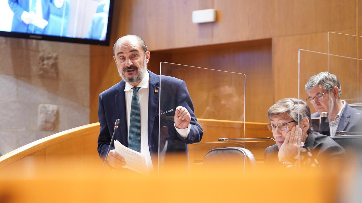 El presidente de Aragón, Javier Lambán, en las Cortes.