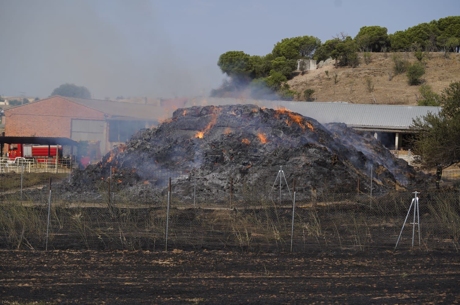 Incendio en una explotación ganadera de la carretera de La Hiniesta