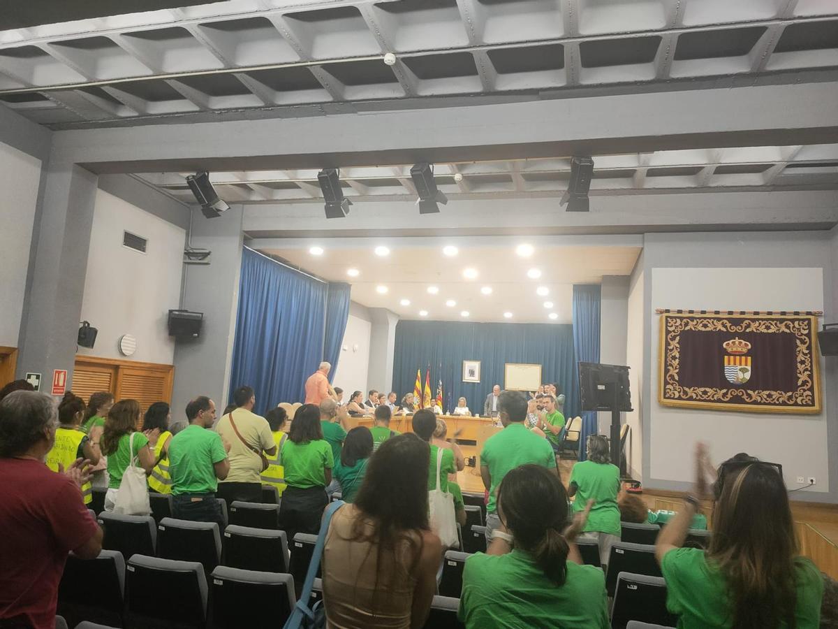 Profesores han acudido al pleno, donde se iba a debatir una moción de apoyo a sus reivindicaciones