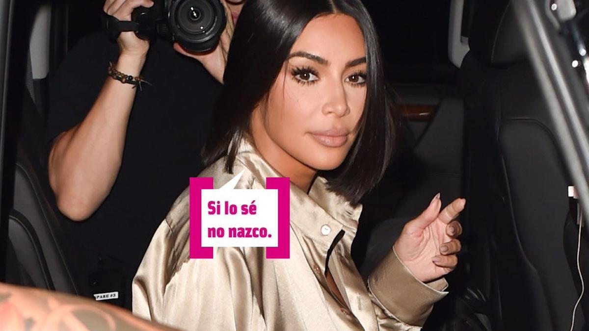 ¡Menudo regalo! Kim Kardashian 'potando' y Khloé... ¡Sujetando!