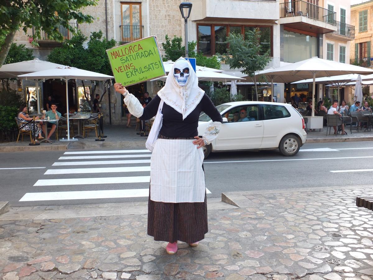 Madó Farta, l'activista darrere la pagesa-calavera: «Els turistes no són l’enemic; són una conseqüència d’un model»