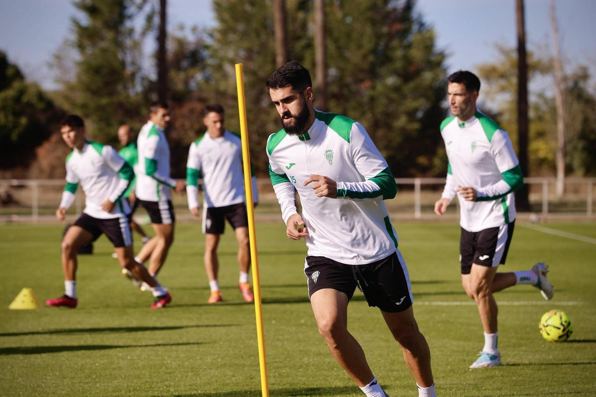 Xavi Sintes corre durante un entrenamiento del Córdoba CF, esta temporada.