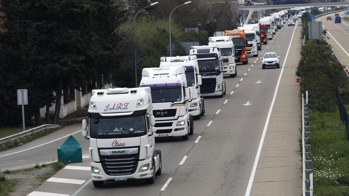 Una marcha lenta de camiones por en Zaragoza en el paro patronal del transporte del pasado mes de marzo.
