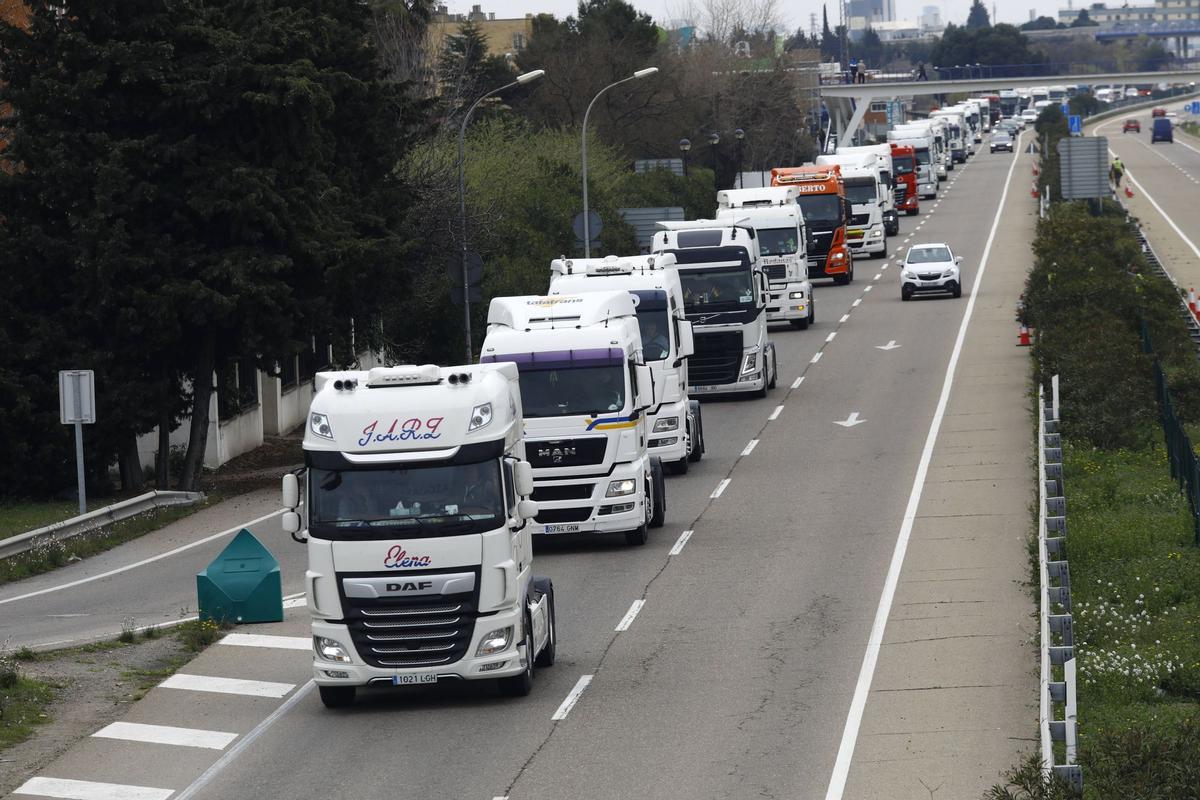 Una marcha lenta de camiones por en Zaragoza en el paro patronal del transporte del pasado mes de marzo.