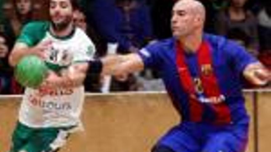 Acció ofensiva de Josep Reixach davant el Barça B.