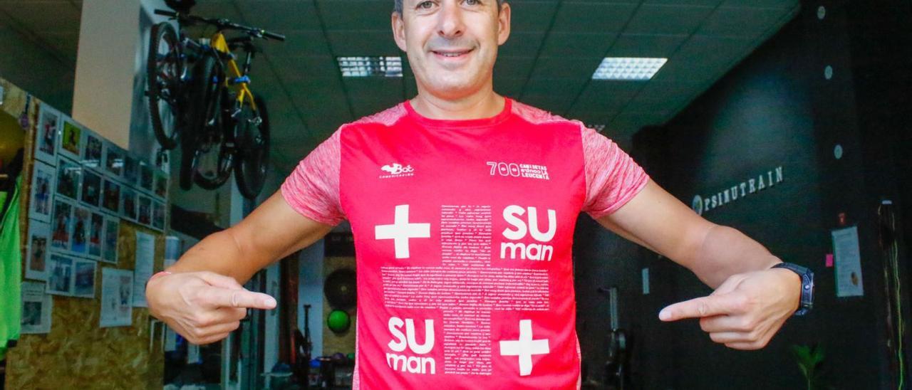 Samuel Fariña con la camiseta conmemorativa de la edición de 2019.