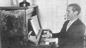 Federico García Lorca, en una imagen de archivo, tocando el piano.
