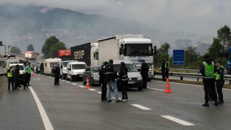 Controles en el puente internacional Tui-Valença, durante la jornada de ayer. // E.I.