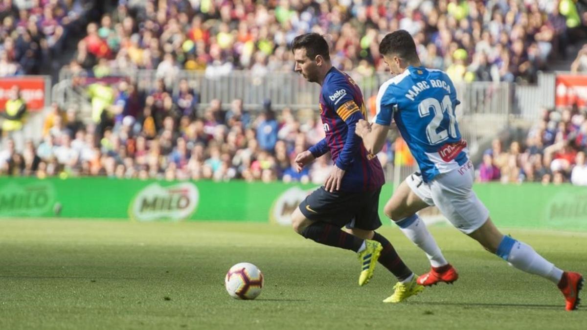 Messi, perseguido por Marc Roca en una acción del derbi.