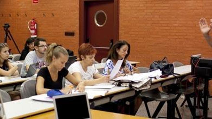 El profesor Baeza gesticula durante una sesión de trabajo del Grupo de Estudiantes del metro (GEM).