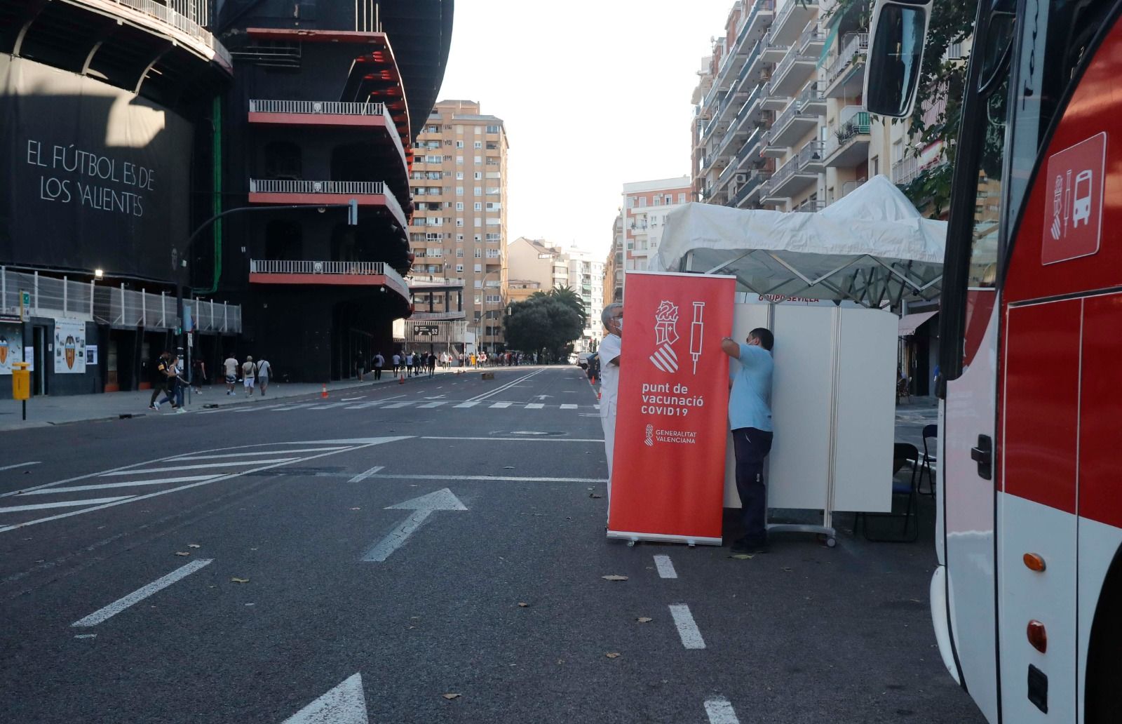 Así ha sido la vacunación a las puertas de Mestalla antes del partido entre el Valencia y el Madrid