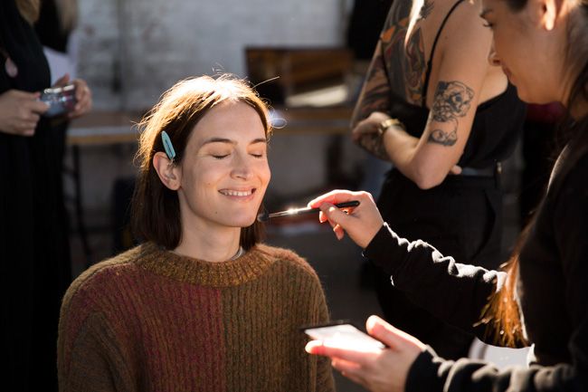 Spray fijador, así se usa el secreto mejor guardado de los maquilladores  profesionales - Woman